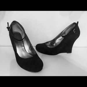 Women’s Nine West Black Suede Wedges Size 7.5